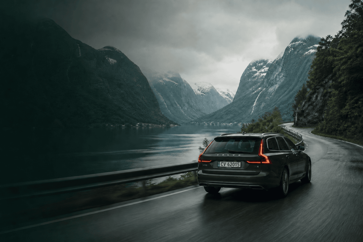 Fjellreven – Volvo XC60 på norsk fjordvei